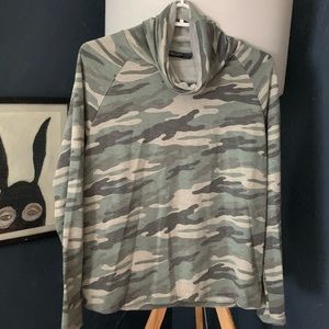 COIN 1804 -Soft turtleneck pullover cammo shirt